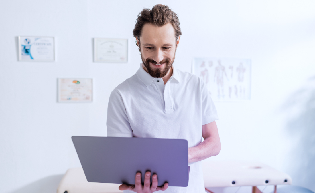 Coach using online course tools to scale their business